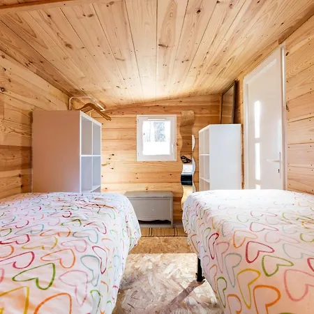 A 500m De La Carcans