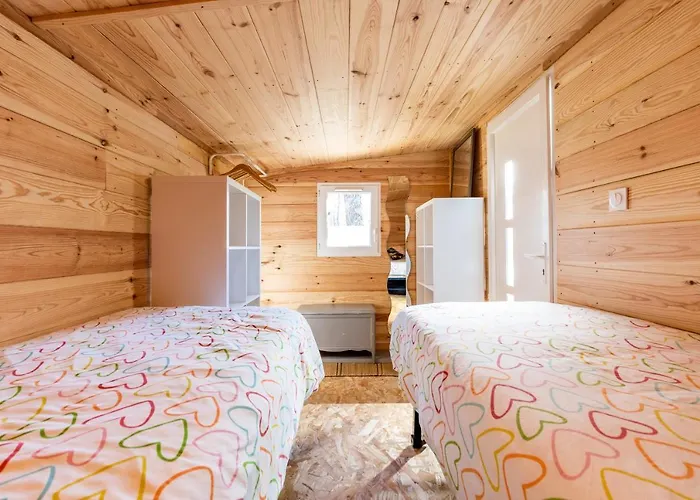 A 500m De La Carcans