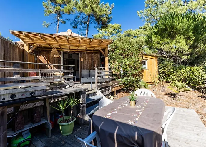 A 500m De La Carcans